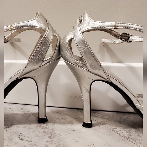2/$36  👠silver strappy saddles - sz 8 - Picture 9 of 12